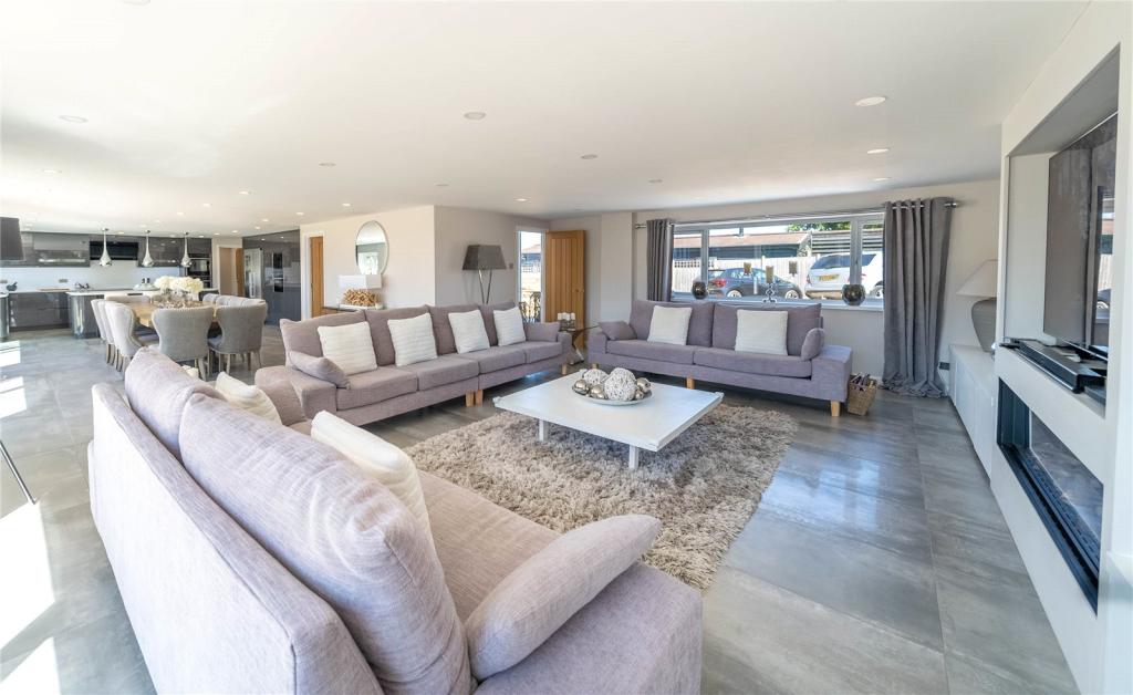 Sitting/Dining Rooms