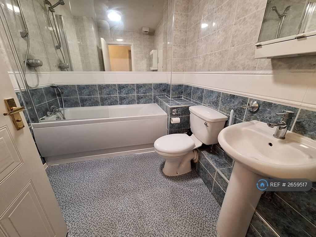 Main Bathroom 