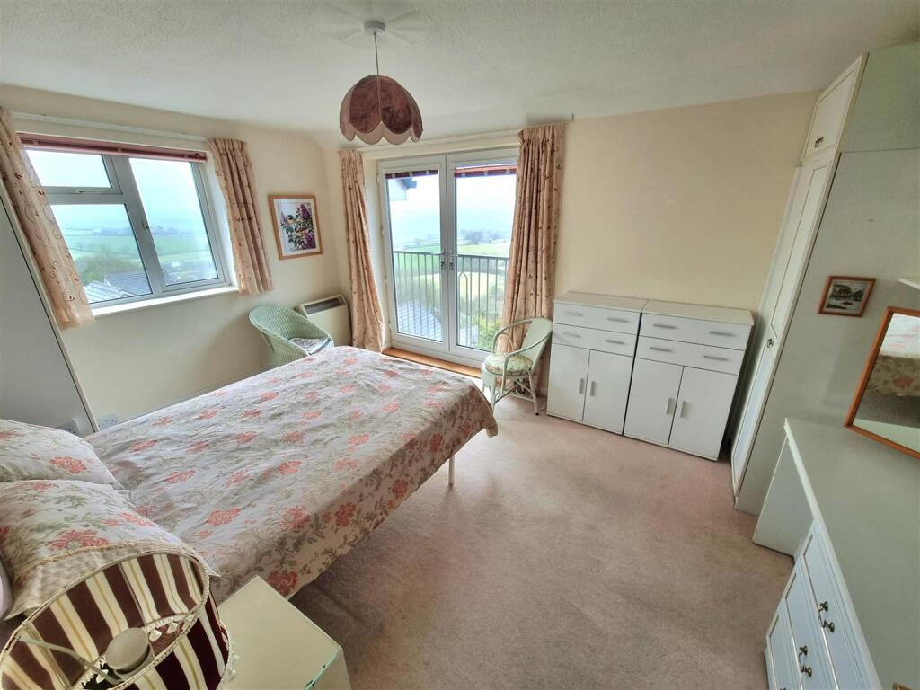 Bed 1.jpg