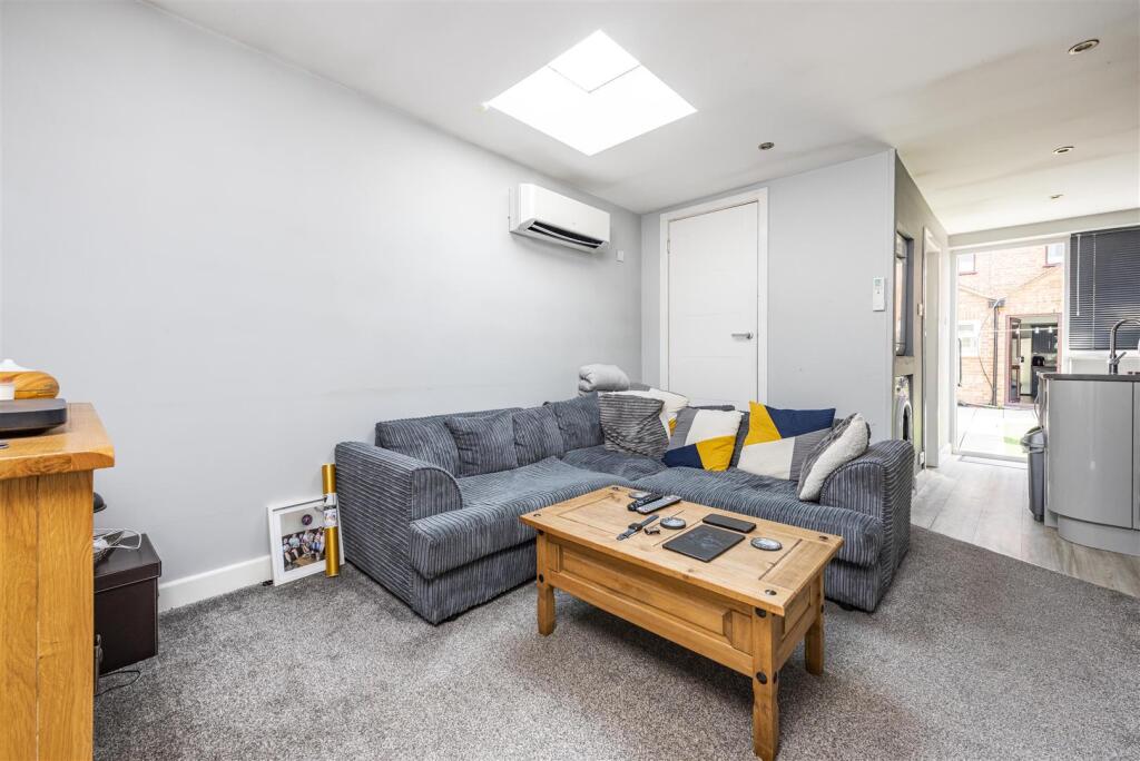 6 Faggs Road Feltham TW14 LOW RES-2.jpg