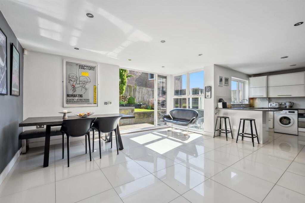 Dining area towards garden and kitchen.jpg