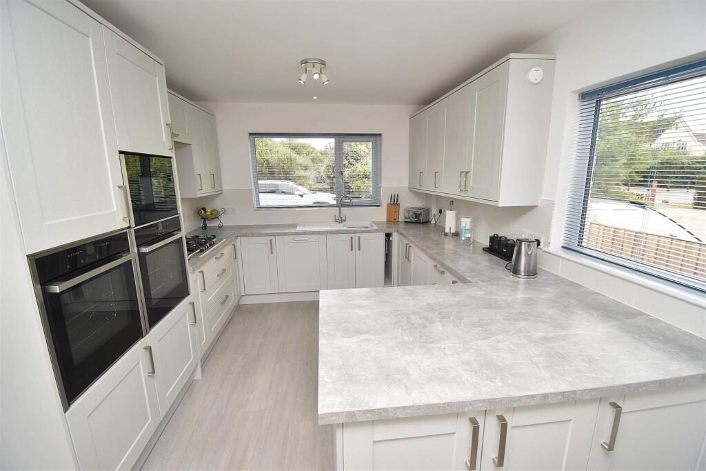 Kitchen2.JPG