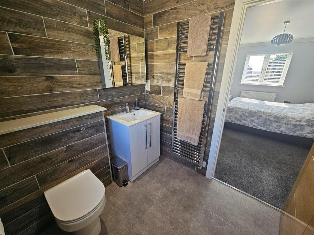 Ensuite (2).jpg