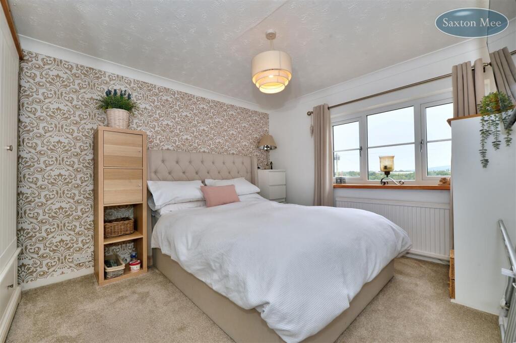 35, The Avenue - bedroom 1 2258.jpg