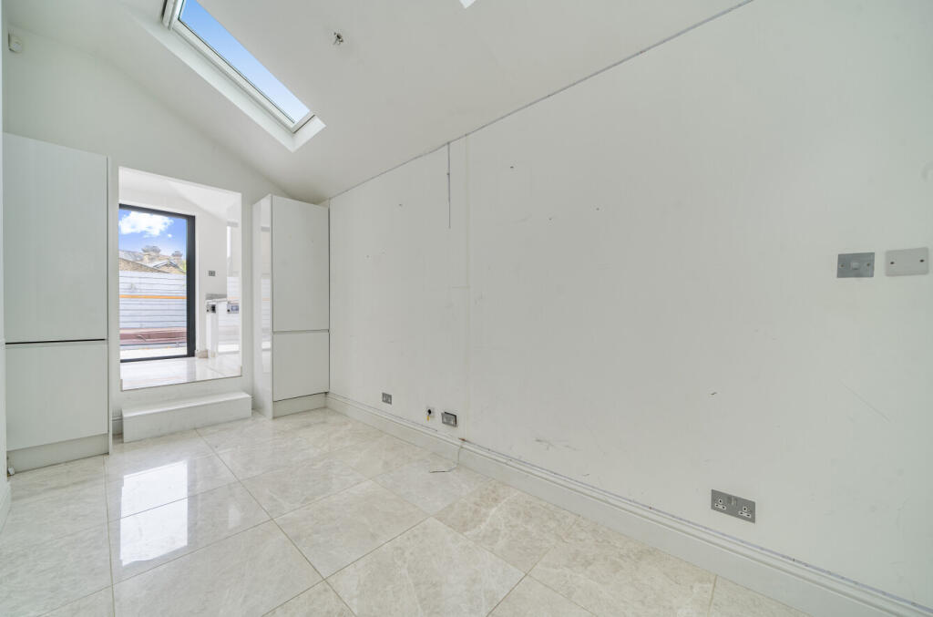 1369916-7-68ef9ac...