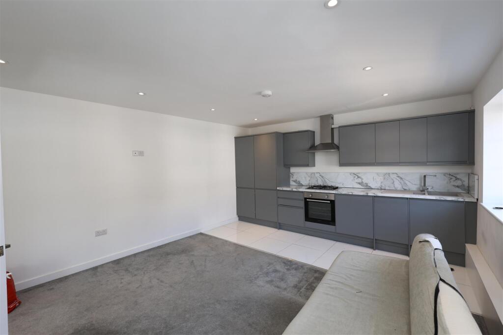 KITCHEN/LIVING ROOM