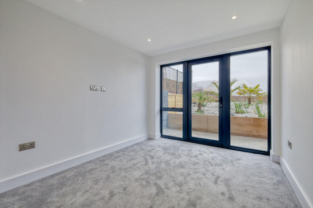 1 Thames View bed...