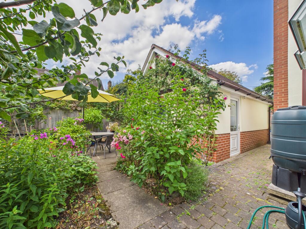 CAM03674G0-PR0565-STILL016