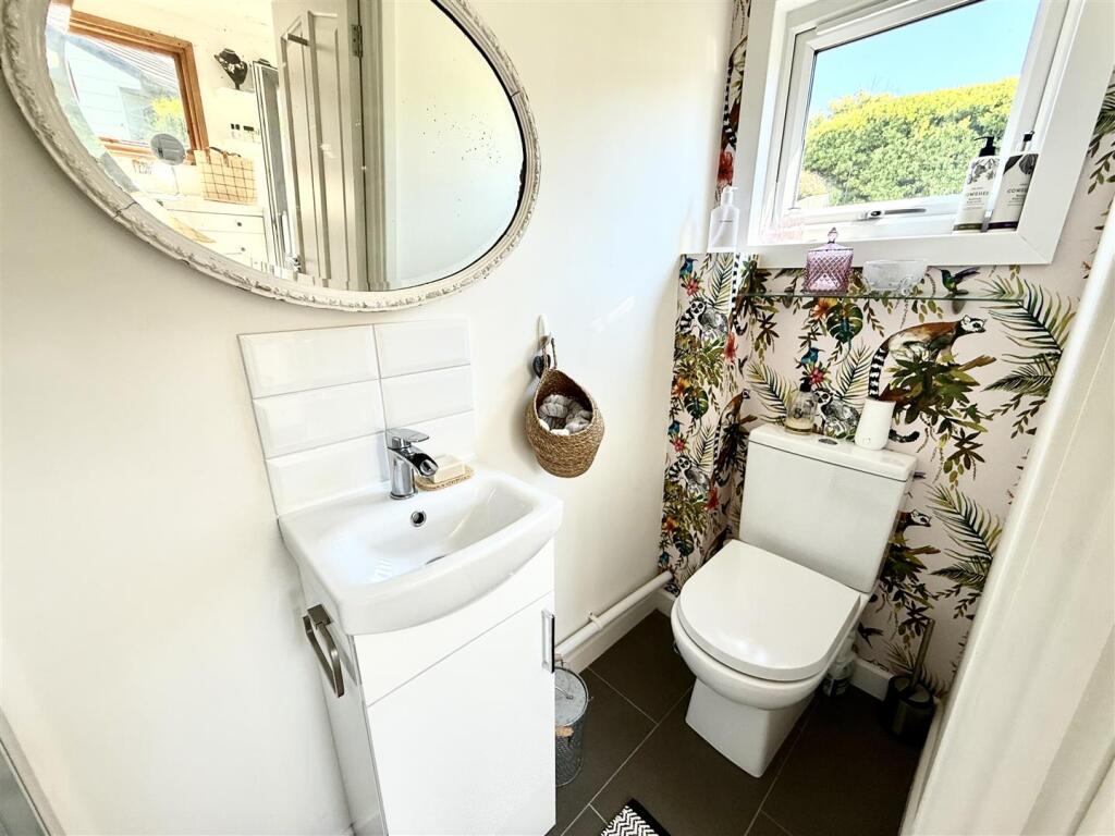 Upstairs ensuite (2).jpg