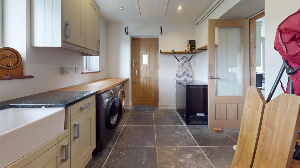 SIDE HALL/UTILITY ROOM