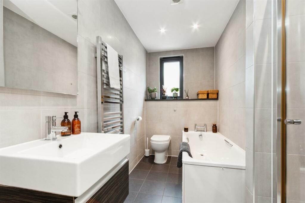 9 Vulcan House bathroom 1a.jpg