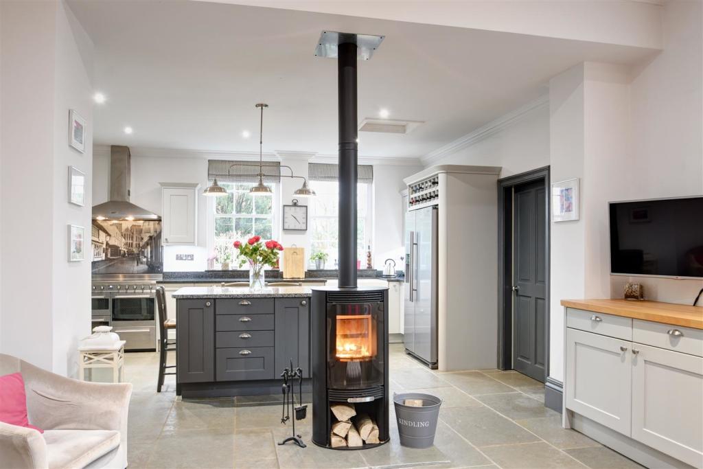 Sitting area to kitchen
