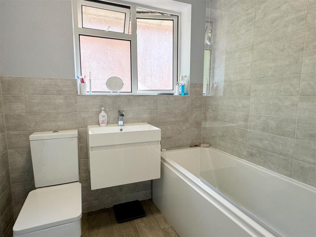 Bathroom 1.JPG