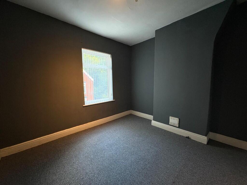 Front bedroom (k)