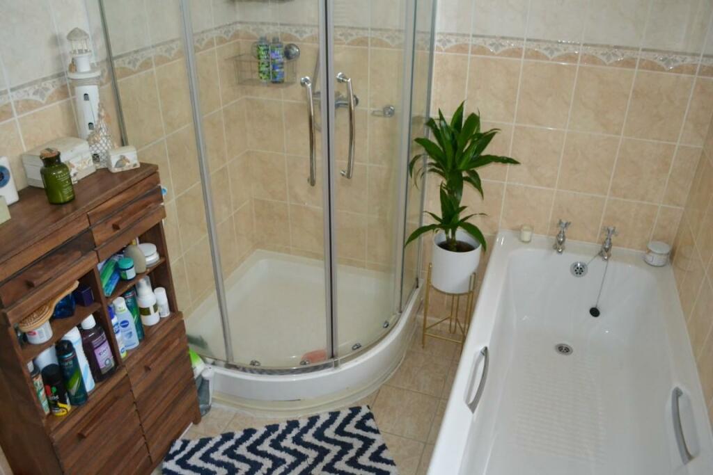 Bathroom (Medium).JPG