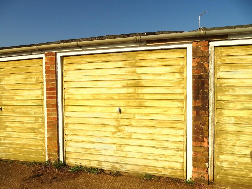 GARAGE IN NEARBY BLOCK