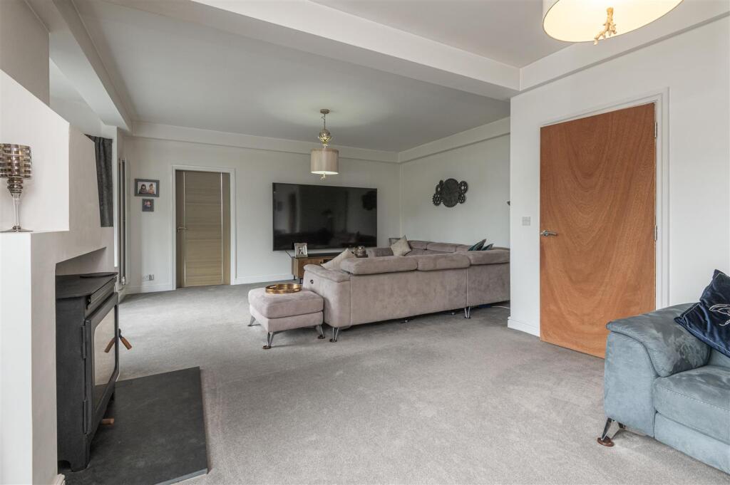 31 - 14 Broomfield Road HD2 2HG.jpg