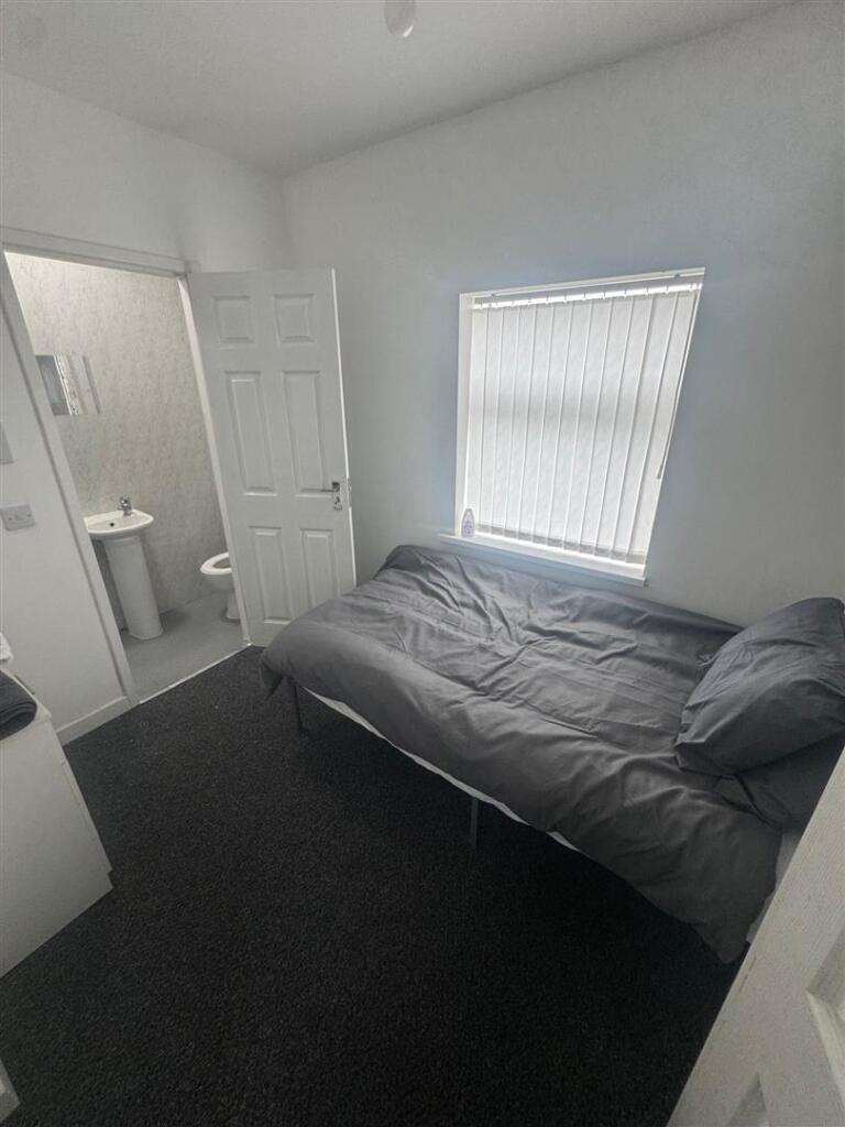 bedroom through to ensuite.jpg