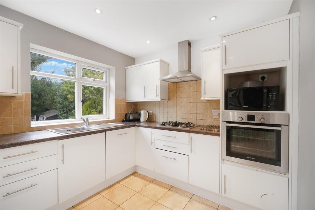 17 Tudor Close - Bs988QQl0BXrLtax9Fg9.jpg