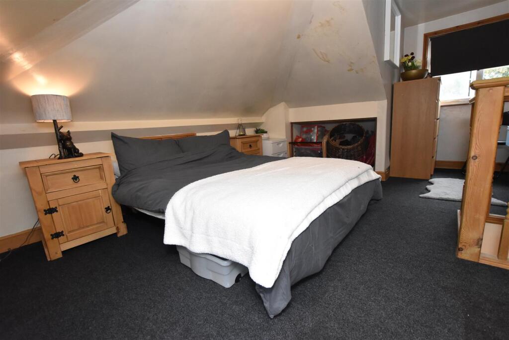 ATTIC ROOM BEDROOM