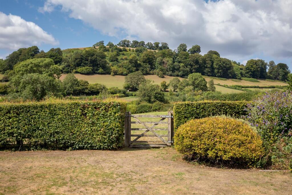 43 - Rockstowes Hill - GL11 5AF - Web.jpg