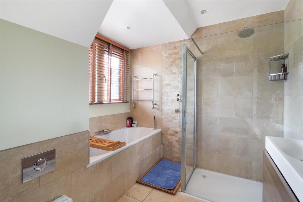 Principal En Suite.jpg