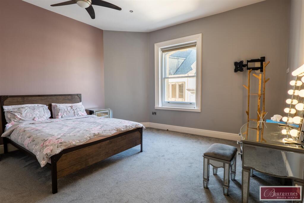 Bedoom 1 - Master Bedroom Suite