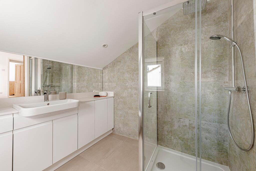 Ensuite Shower W.C (1)