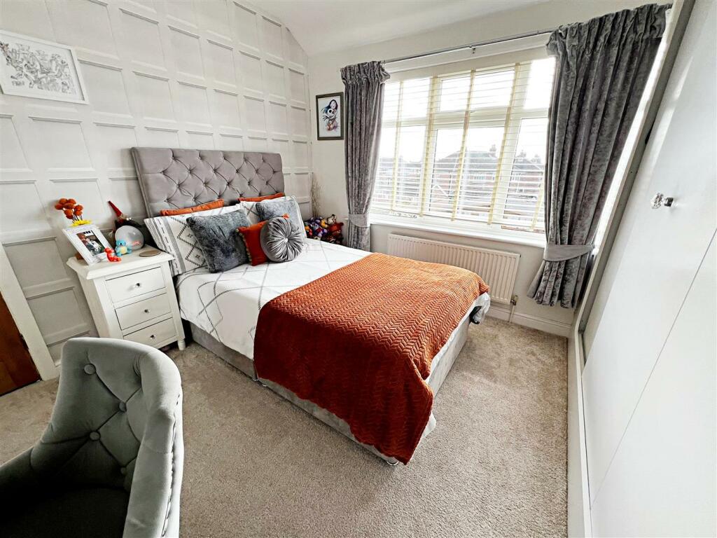 BEDROOM 2