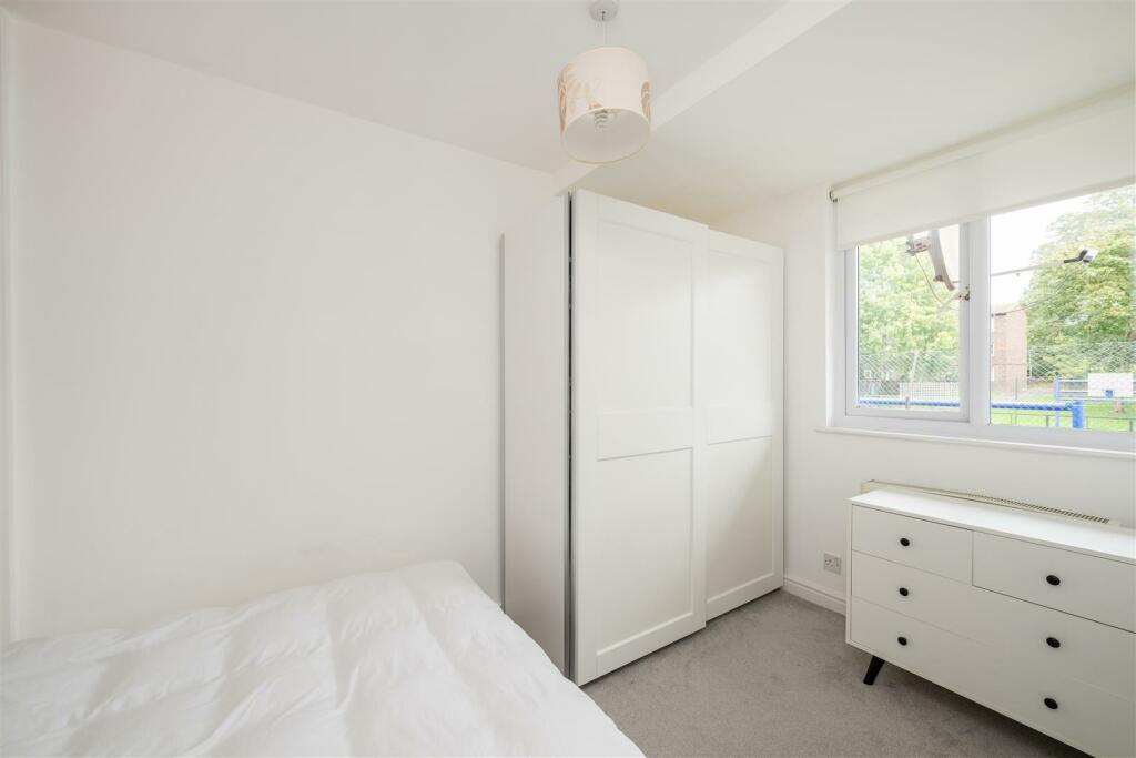 Dowdeswell Close Hi-10.jpg