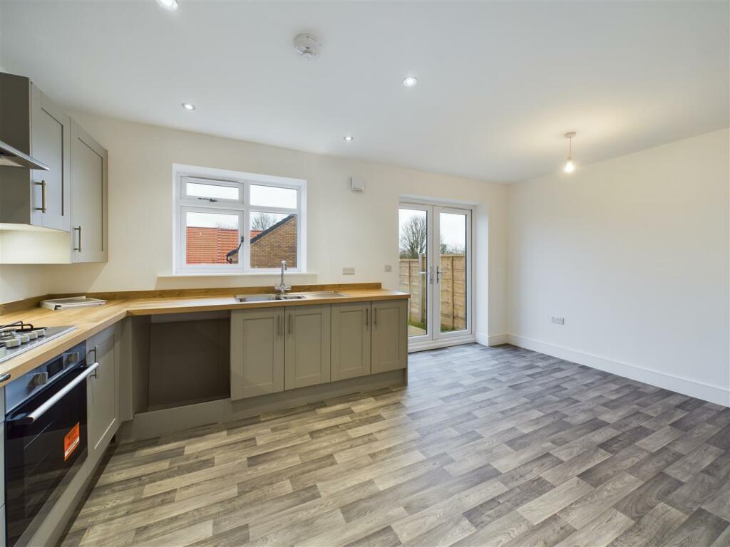 KITCHEN/LIVING/DINER