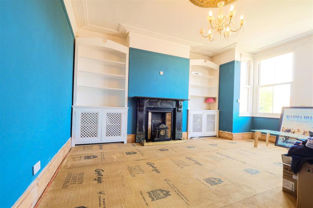 DINING ROOM.jpg
