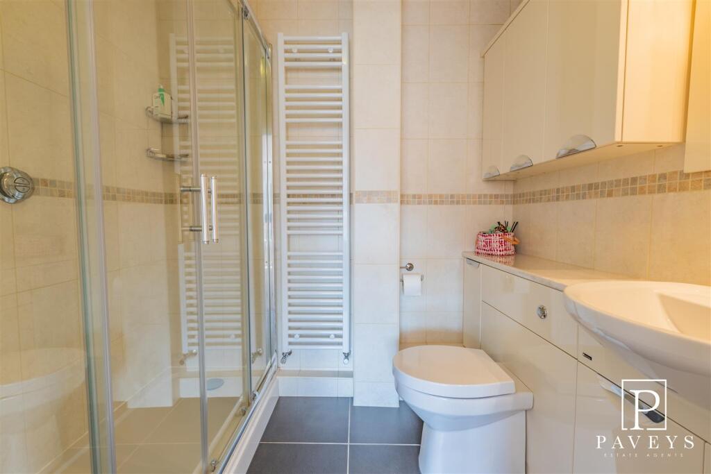 EN-SUITE SHOWER ROOM