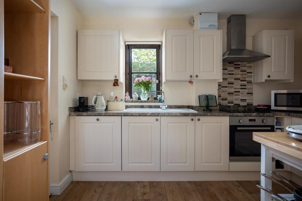 24 - 2 Priors Court - GL7 7BB - Web.jpg
