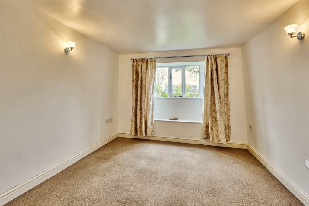 32 High Street Islip-14.jpg