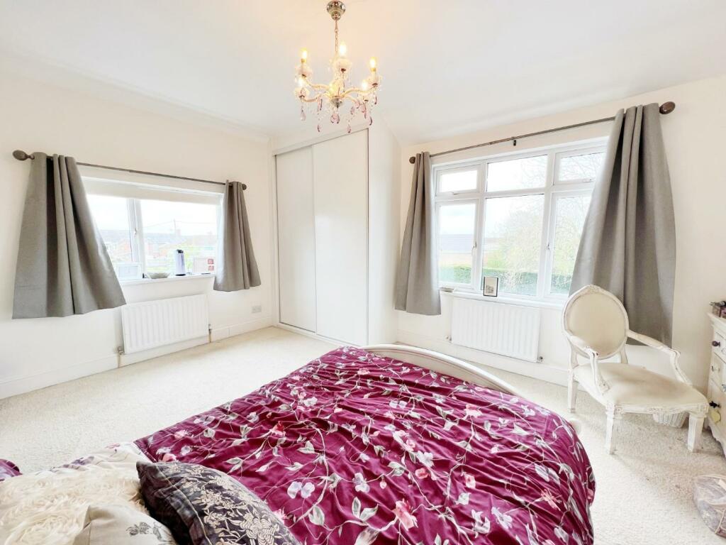 Bedroom 1 pic 3.jpg