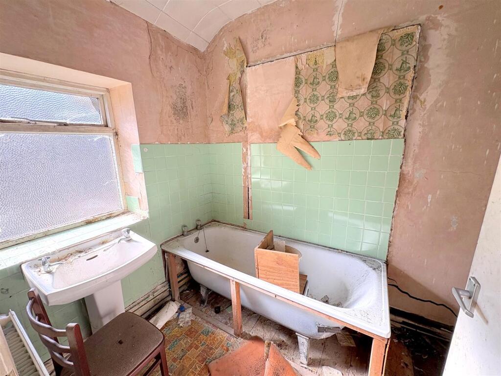 Bathroom a.jpg