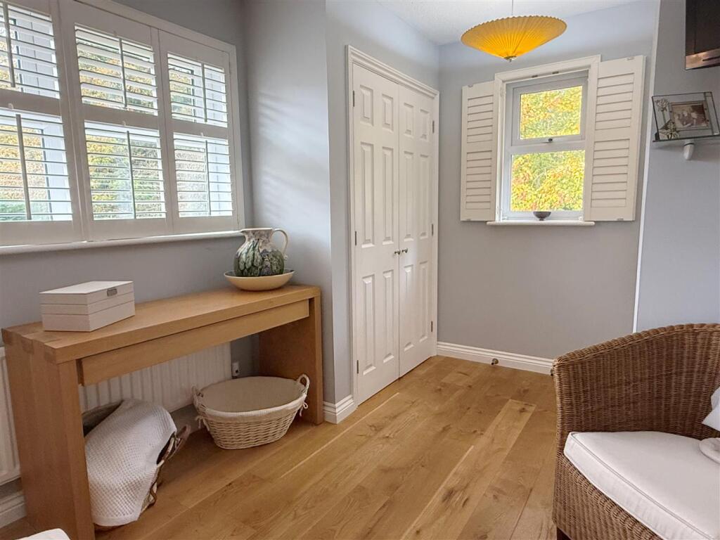 Bed 1 Dressing Area.JPG
