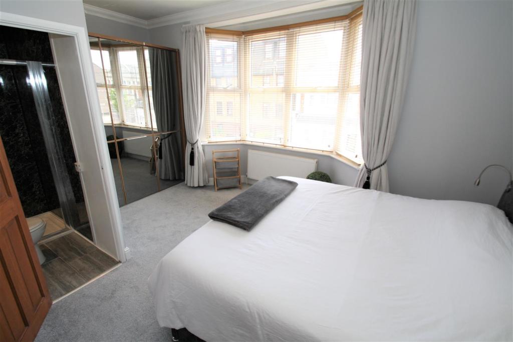 Bedroom1 (4).JPG