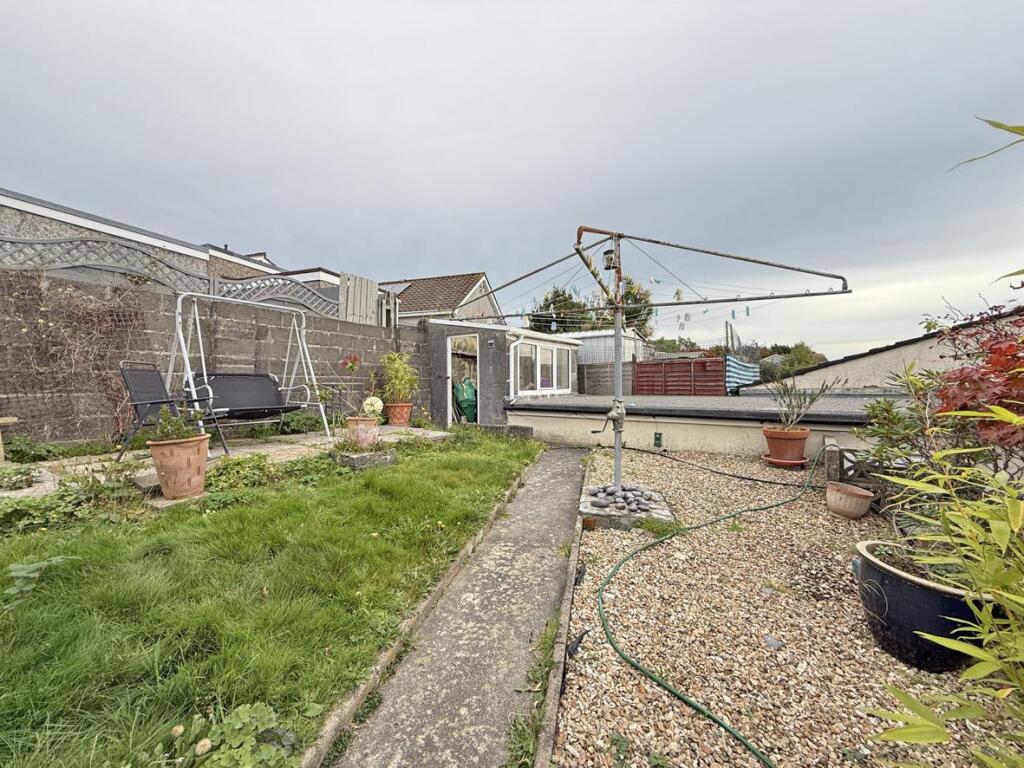 Combley Drive 9 - Garden 2.jpg