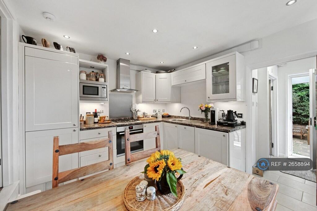 Kitchen Diner With Integrated Appliances