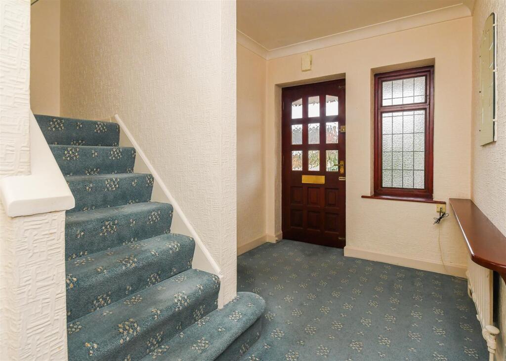 10 Farm Road - Hallway.jpg