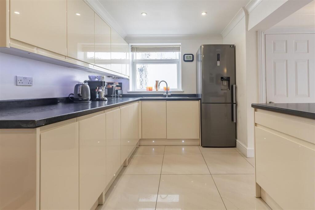 3 New Farm Dr (10).jpg