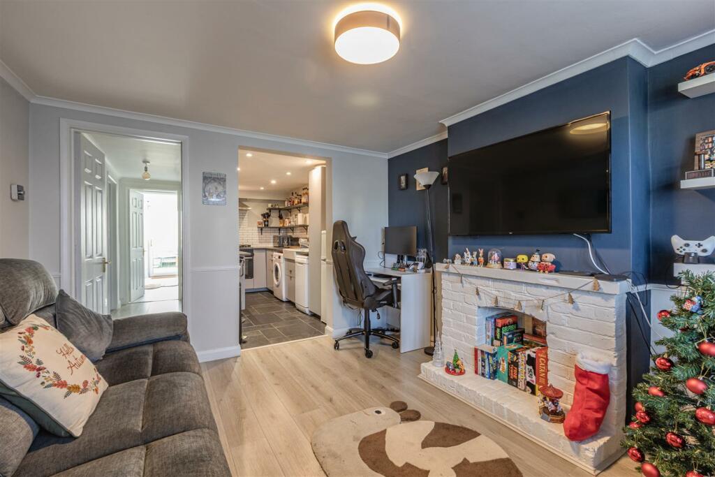 Flat 1, 218 Station Road, Addlestone, KT15 2BE - 8