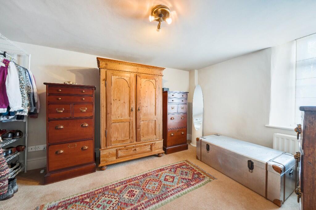 Bed 3/dressing room