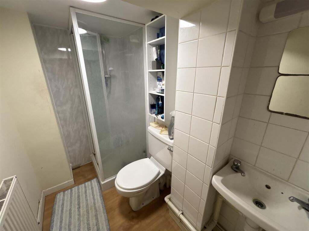 bathroom 1.jpg