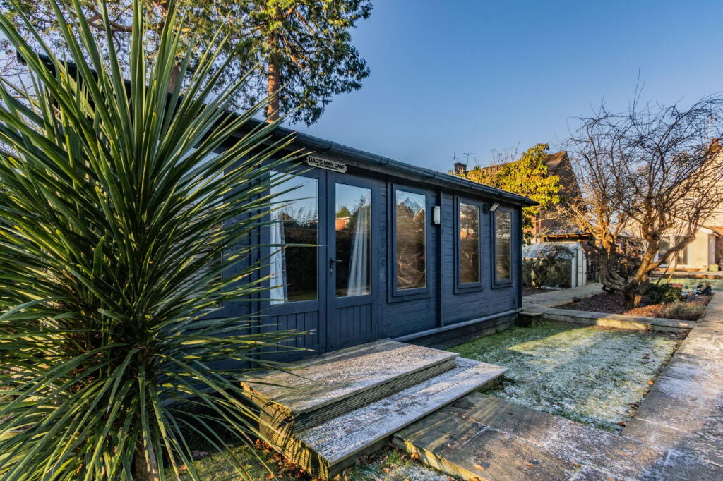 Set On 1/4 Of An Acre In Sissinghurst