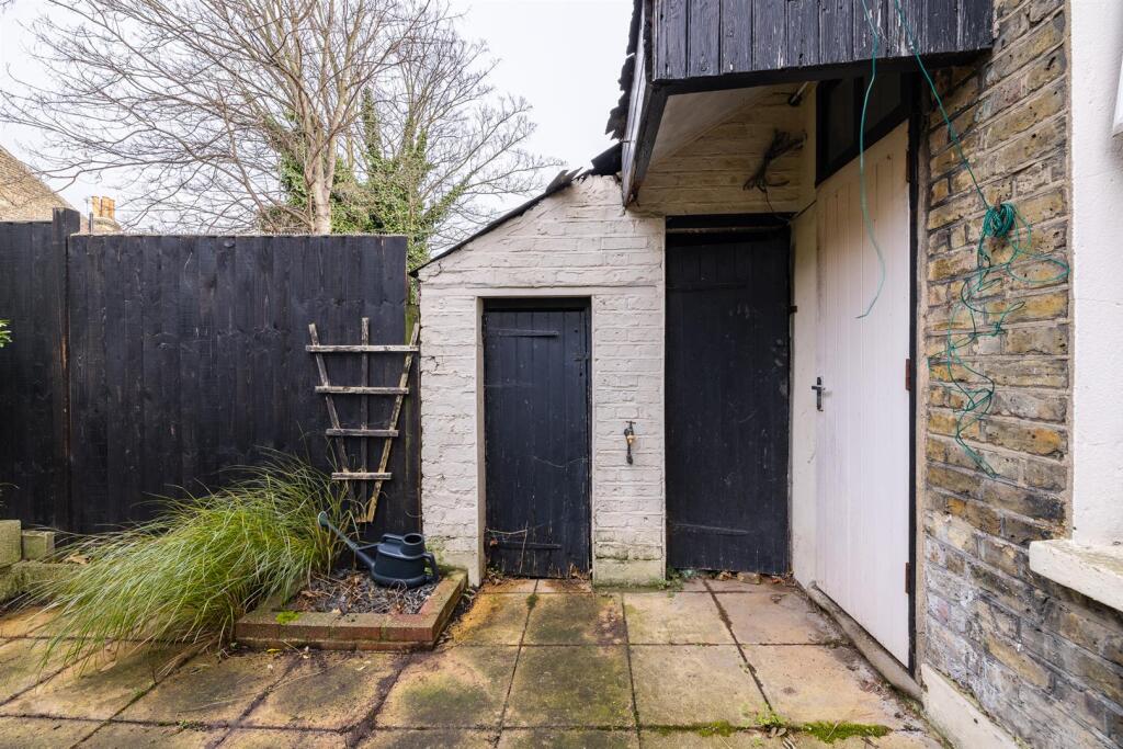 Lawton Road, E10