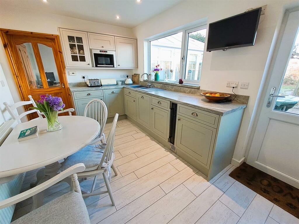 Re Fitted Kitchen