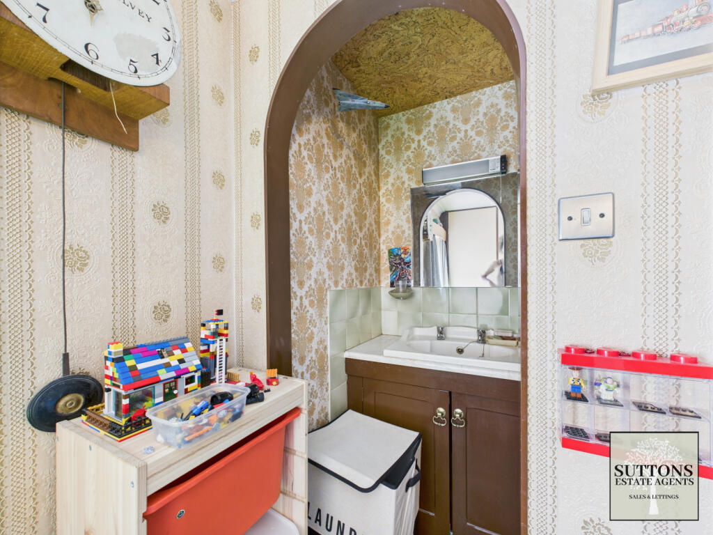 Basin in bedroom 2